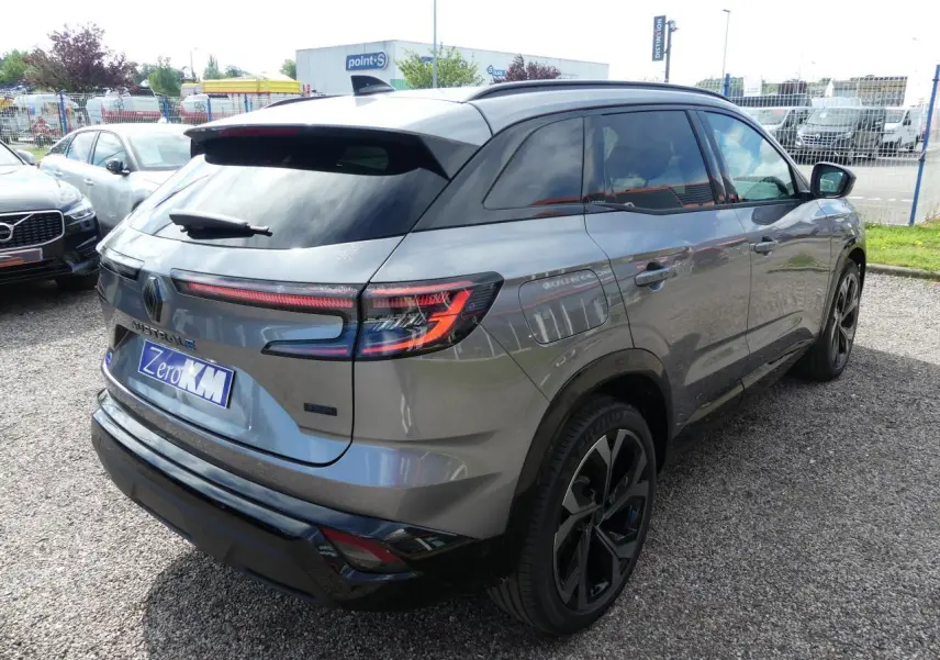 Vue 3/4 arrière droite d'un Renault Austral gris métallisé avec feux arrière LED et jantes alliage 20 pouces.