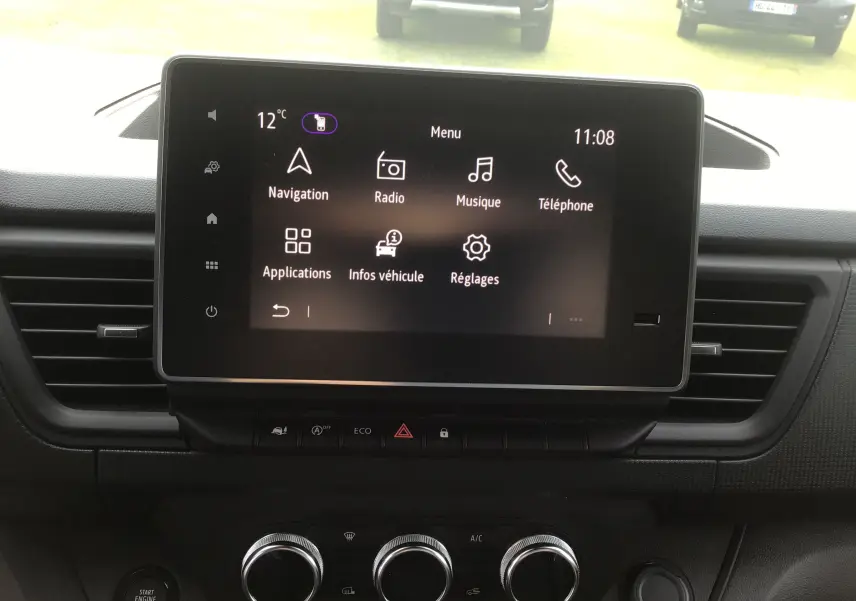 Écran tactile Easy Link 8'' au centre du tableau de bord du Renault Trafic Fourgon gris urbain, vue intérieure frontale.