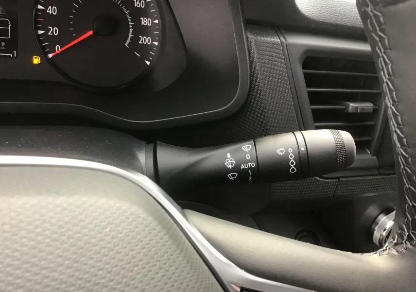 Gros plan sur la manette de commande des essuie-glaces du tableau de bord du Renault Trafic Fourgon gris urbain 2025.