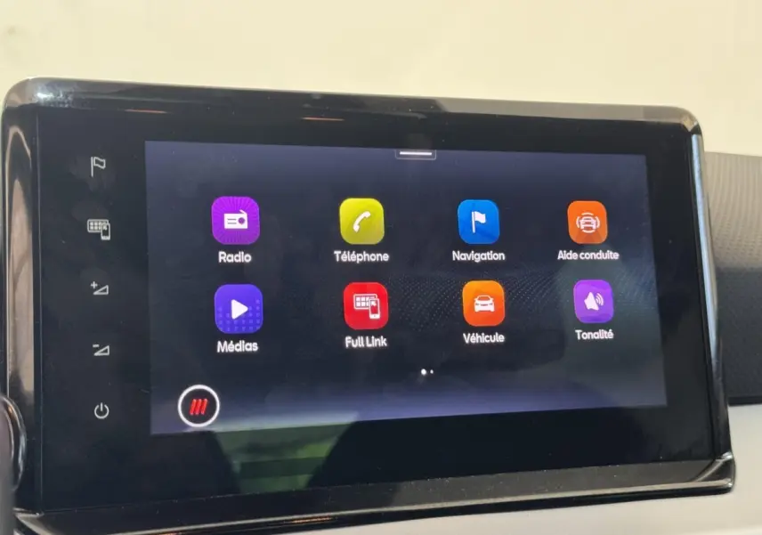 Écran tactile central affichant les icônes multimédias dans l’habitacle de la SEAT Ibiza 1.0 TSI 110 FR 2024.