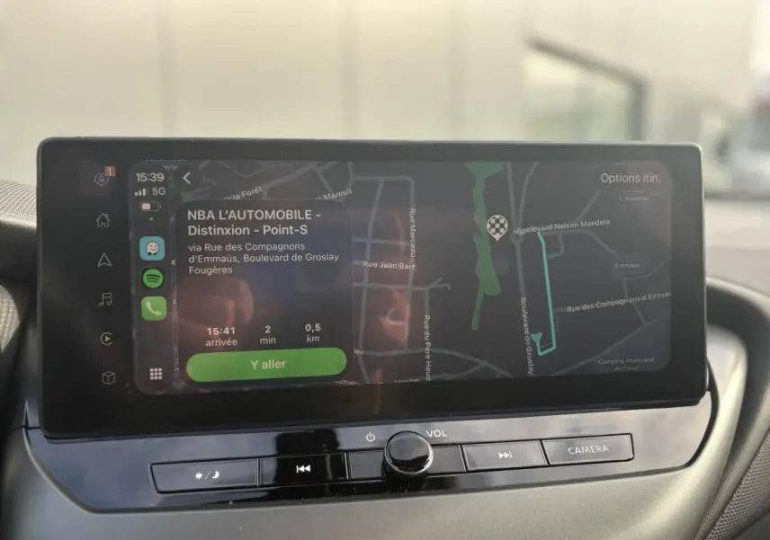 Écran tactile central du Nissan Juke 2025 affichant un itinéraire de navigation, vue intérieure rapprochée.