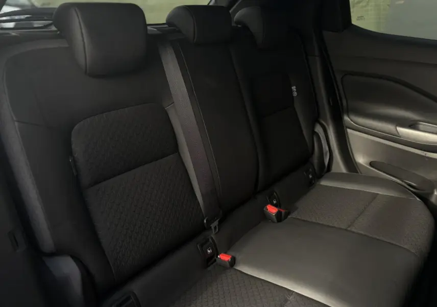 Vue latérale droite des sièges arrière noirs du Nissan Juke 2025 avec ceintures et fixations ISOFIX visibles.