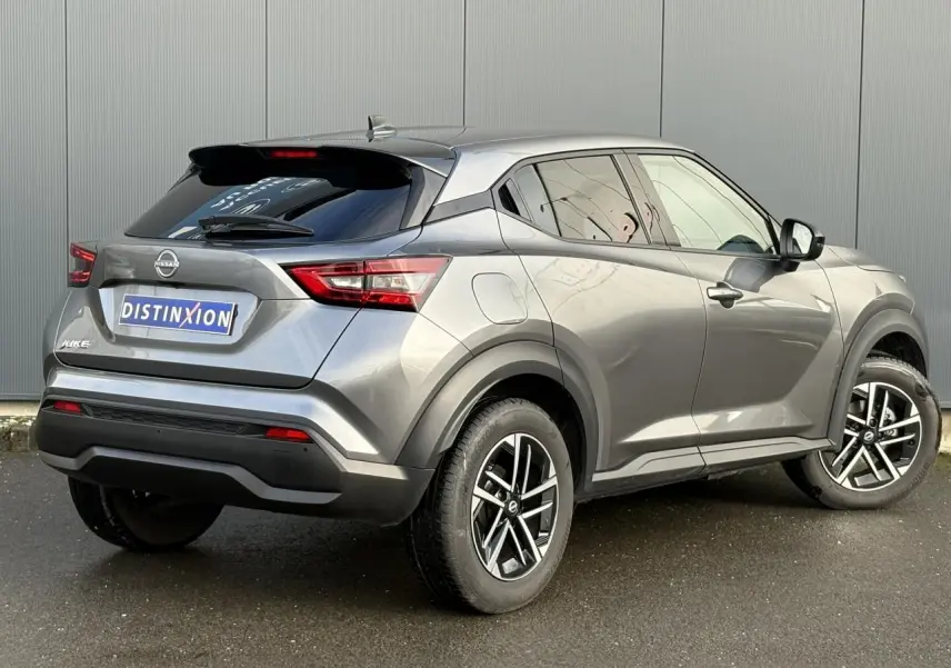 Nissan Juke 2025 gris foncé en 3/4 arrière droit, avec jantes alliage 17'' et vitres teintées.