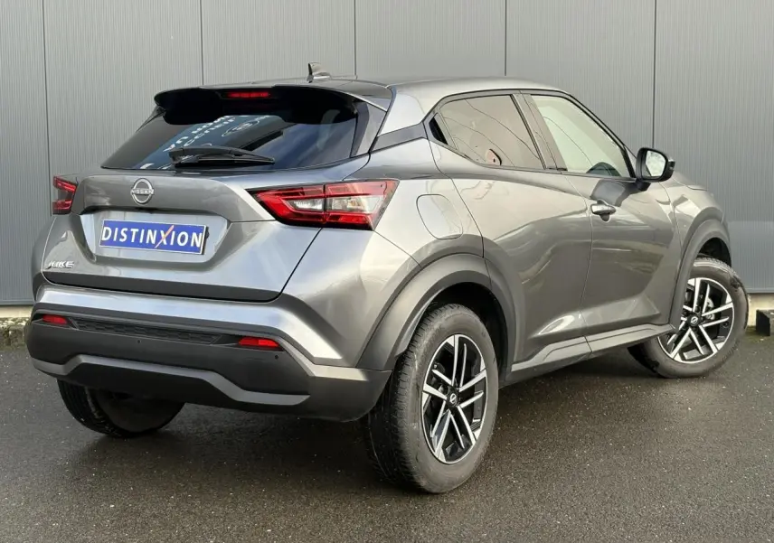 Vue 3/4 arrière droit du Nissan Juke 2025 gris foncé avec jantes alliage 17'' et vitres teintées.