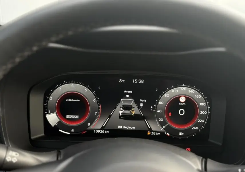 Vue rapprochée du combiné d'instruments digital du Nissan Juke 2025, affichage clair avec compte-tours et vitesse.