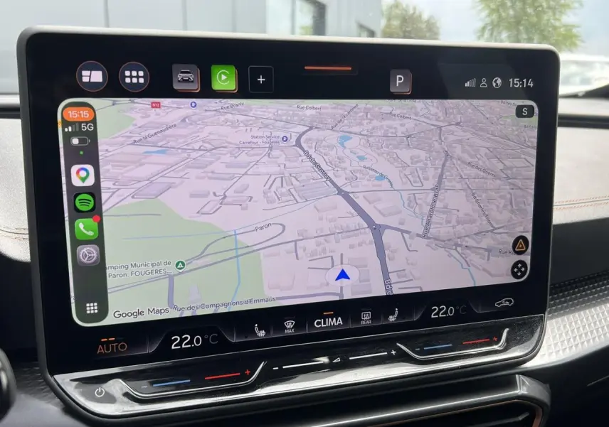 Écran tactile HD 12,9'' du CUPRA Formentor 2025 affichant la navigation Google Maps en intérieur.