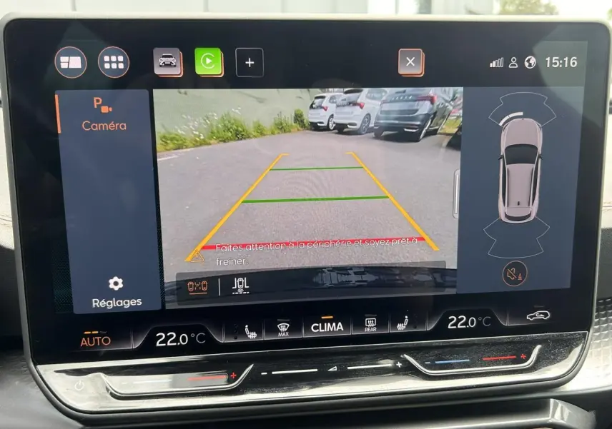 Écran tactile intérieur affichant la caméra de recul et les capteurs de stationnement du CUPRA Formentor gris magnétique.
