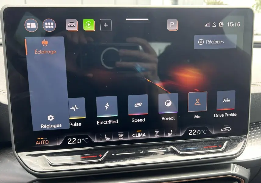 Écran tactile HD 12,9'' du CUPRA Formentor 2025 affichant les réglages d'éclairage et climatisation à 22°C.