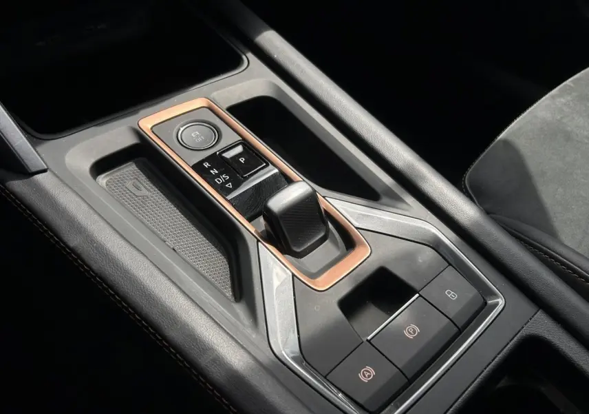 Gros plan sur la console centrale du CUPRA Formentor 2025, avec levier de vitesses DSG7 et finitions cuivrées.