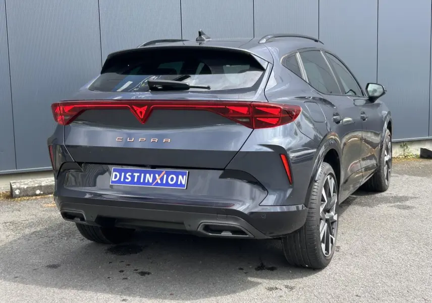 Vue 3/4 arrière droite d'une CUPRA Formentor gris magnétique avec feux arrière Tri-LED et jantes alliage 19 pouces.