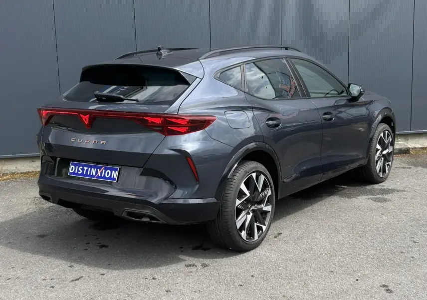 Vue 3/4 arrière droite d'une CUPRA Formentor gris magnétique avec jantes alliage 19 pouces et feux arrière Tri-LED.
