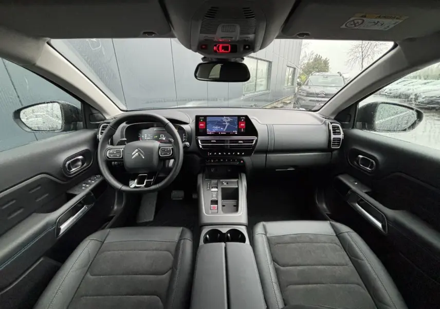Vue intérieure avant du Citroën C5 Aircross 2025 avec tableau de bord noir, écran tactile et sièges en Alcantara® Urban Black.