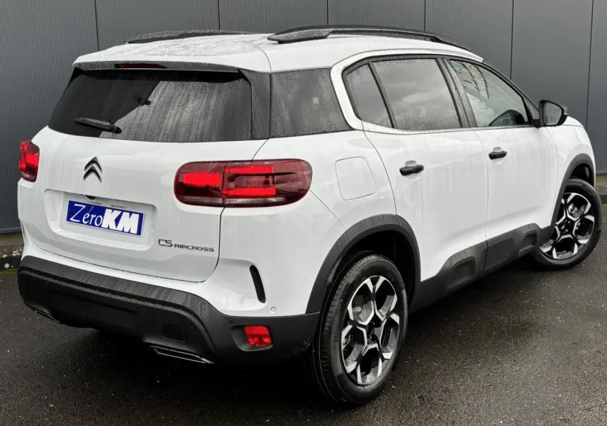 Vue 3/4 arrière droite du Citroën C5 Aircross blanc Okénite avec jantes alliage 18'' bi-ton et vitres surteintées.