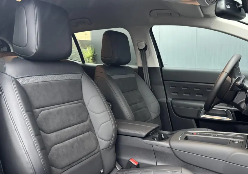 Vue intérieure côté droit des sièges avant en Alcantara noir avec surpiqûres bleues du Citroën C5 Aircross 2025.
