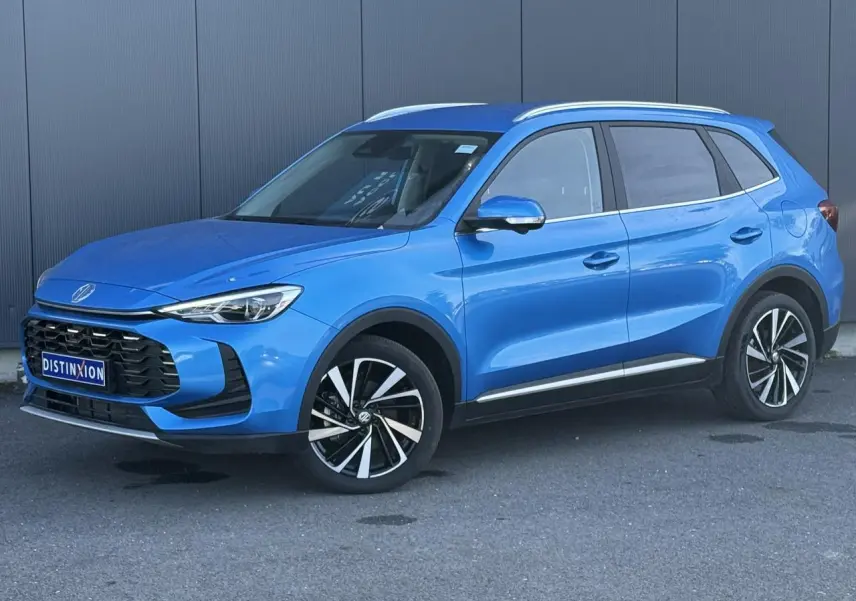 Vue 3/4 avant droite du MG ZS 1.5 Hybrid+ 197 Luxury en bleu Como métallisé avec jantes alliage 18 pouces.