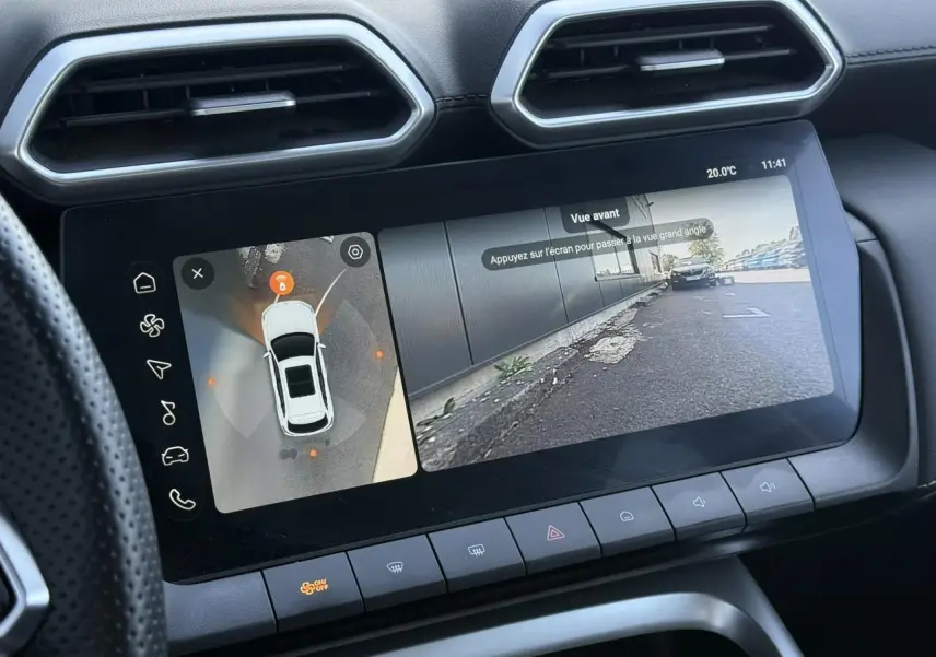 Écran tactile 12,3" du MG ZS Hybrid+ 2025 montrant la caméra 360° et vue avant du véhicule.