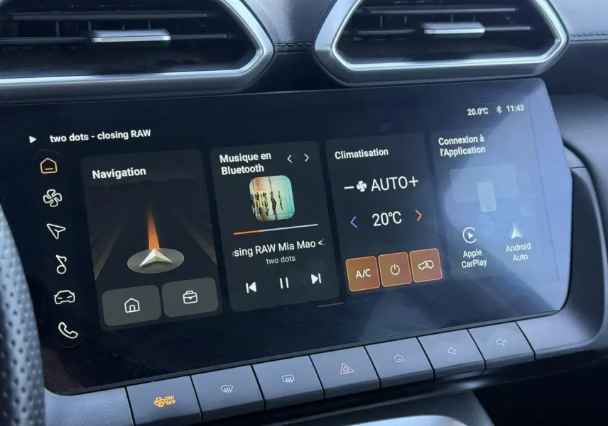Vue rapprochée de l’écran tactile central du MG ZS 1.5 Hybrid+ 197 Luxury avec interface multimédia et climatisation affichée.
