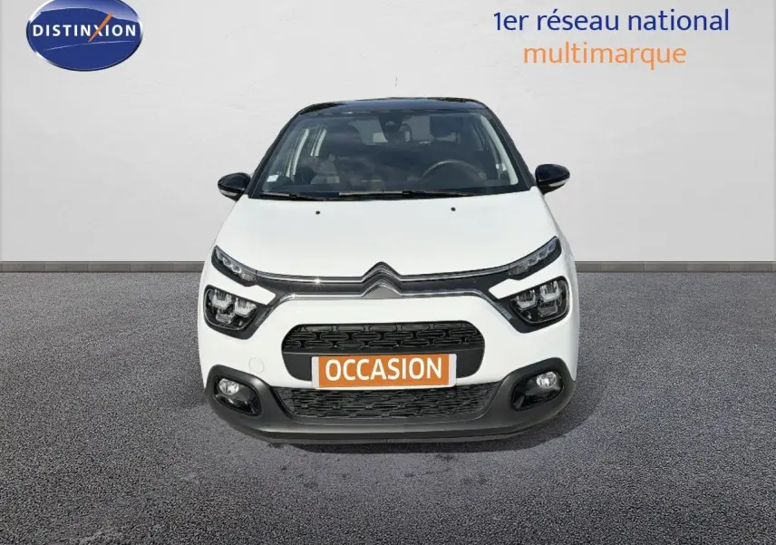 Vue avant d'une Citroën C3 blanche 2021 avec calandre noire et plaque "OCCASION" visible.