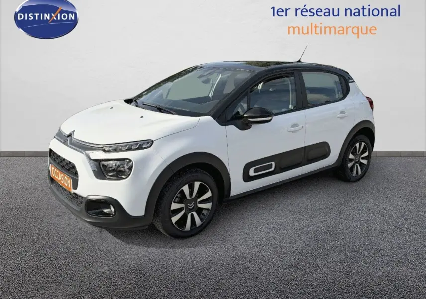 Citroën C3 blanche vue 3/4 avant droit avec toit noir et protections latérales noires distinctives.