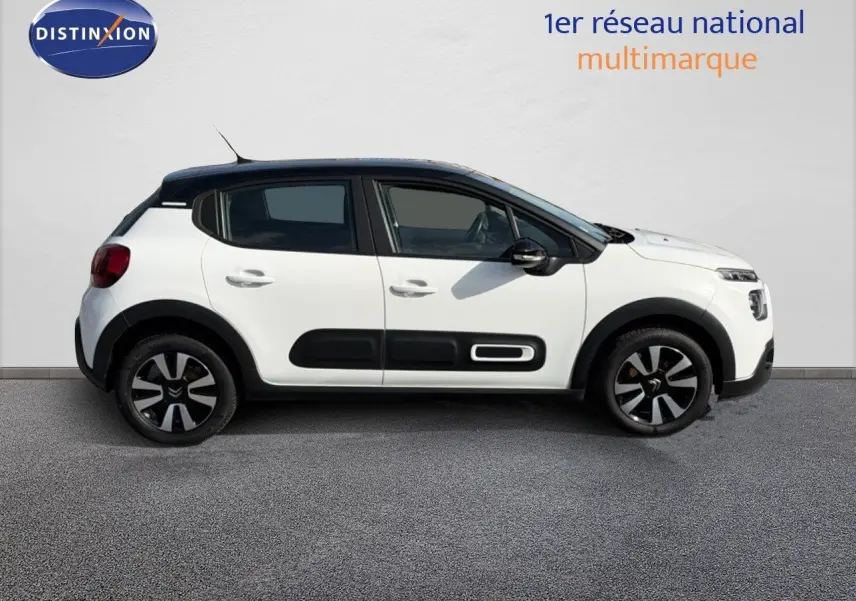 Profil droit d'une Citroën C3 blanche 2021 avec protections latérales noires et toit noir contrasté.