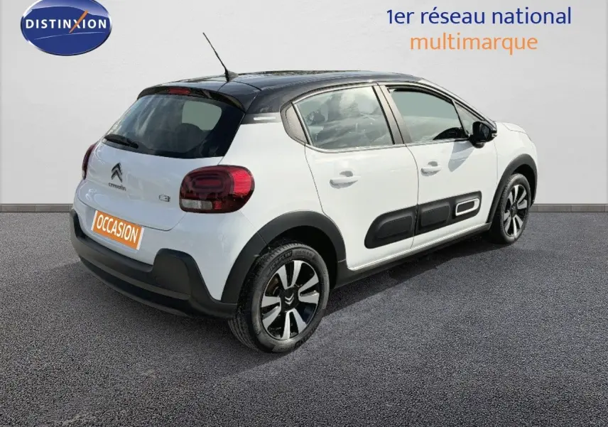 Citroën C3 blanche vue 3/4 arrière droit avec toit noir et protections latérales noires distinctives.