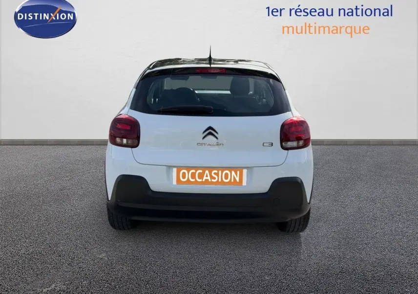 Vue arrière d'une Citroën C3 blanche de 2021 avec logo et plaque d'occasion sur fond neutre.