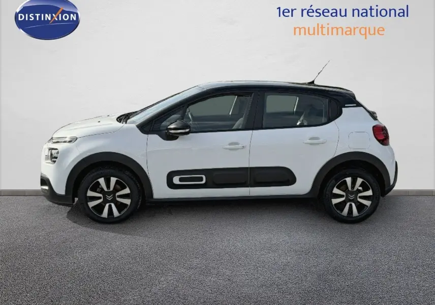 Profil côté gauche d'une Citroën C3 blanche 2021 avec toit noir et protections latérales noires distinctives.