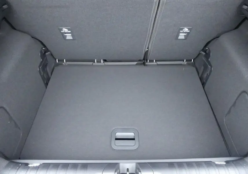 Coffre spacieux vu de dessus du Ford Puma 2025 gris métallisé avec plancher plat et compartiments latéraux.