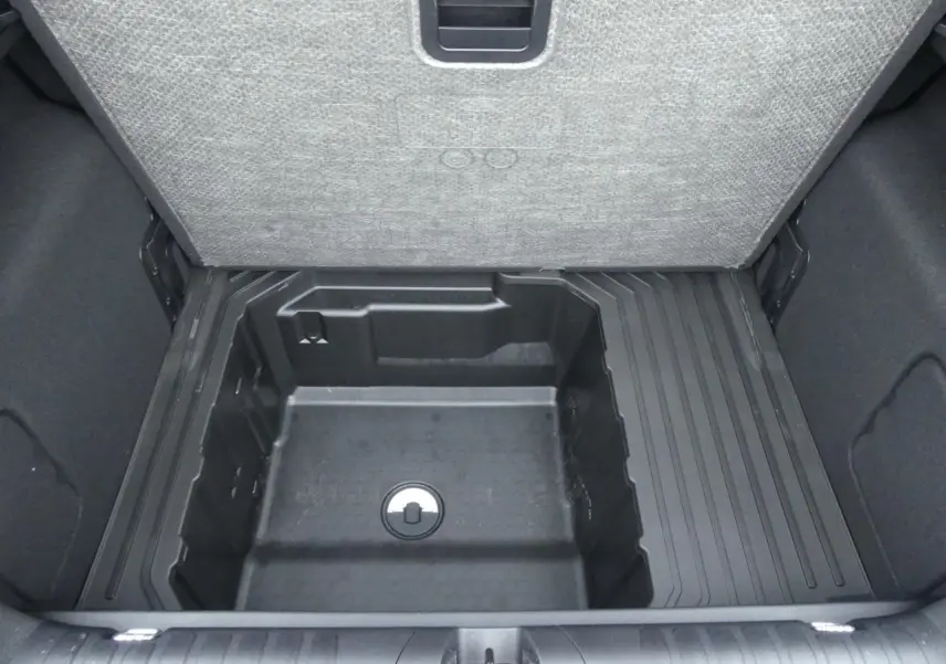 Coffre ouvert vu de dessus du Ford Puma 2025 gris métallisé, montrant le compartiment de rangement sous plancher.