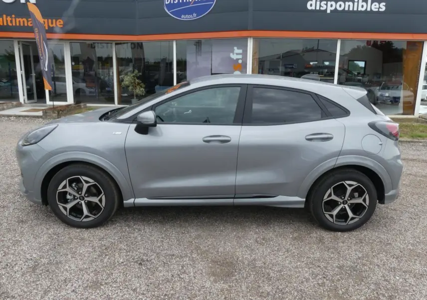 Ford Puma 2025 gris métallisé en profil droit, avec jantes alliage 17 pouces et vitres arrière surteintées.