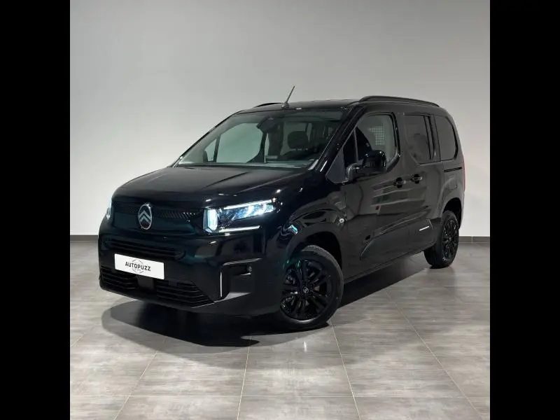 Citroën Berlingo Fourgon noir Perla Nera nacré vu en 3/4 avant droit avec portes coulissantes et jantes noires.