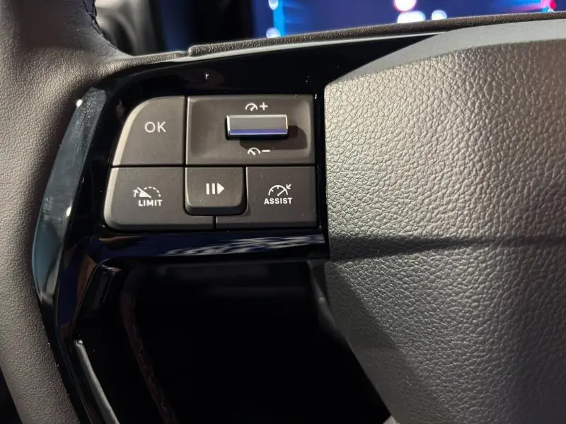 Gros plan sur les commandes de régulateur de vitesse au volant du Citroën Berlingo Fourgon noir Perla Nera nacré 2025.