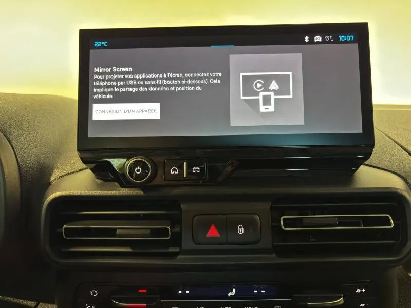 Écran tactile central affichant la fonction Mirror Screen sur le tableau de bord du Citroën Berlingo Fourgon noir Perla Nera nacré.