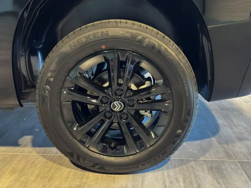 Gros plan sur la roue avant droite noire brillante du Citroën Berlingo Fourgon 2025 Noir Perla Nera nacré