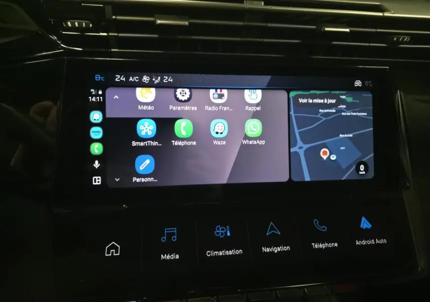 Écran tactile central 10 pouces du Peugeot 408 bleu, affichant navigation et applications connectées.