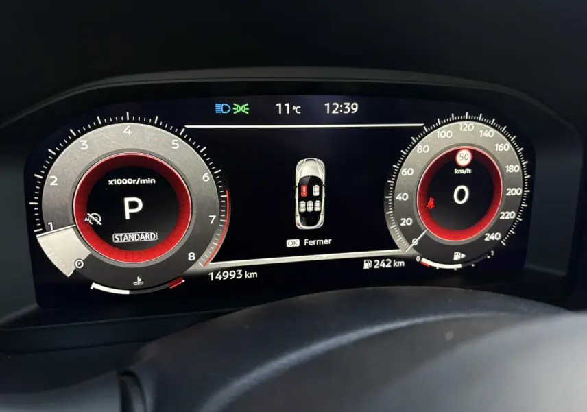 Vue rapprochée du combiné d'instruments digital du Nissan Juke 2024, affichage en mode standard avec compte-tours et vitesse.