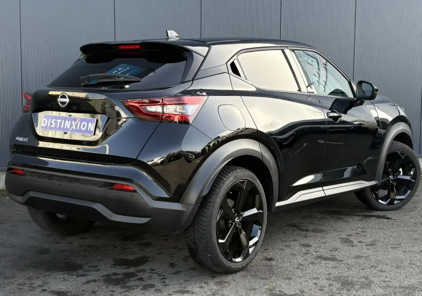 Nissan Juke 2024 Black Pearl en 3/4 arrière droit, avec jantes alliage noires et feux LED distinctifs.