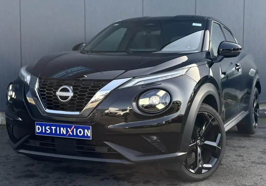 Nissan Juke 2024 Black Pearl en 3/4 avant droit, avec jantes alliage noires et calandre chromée brillante.