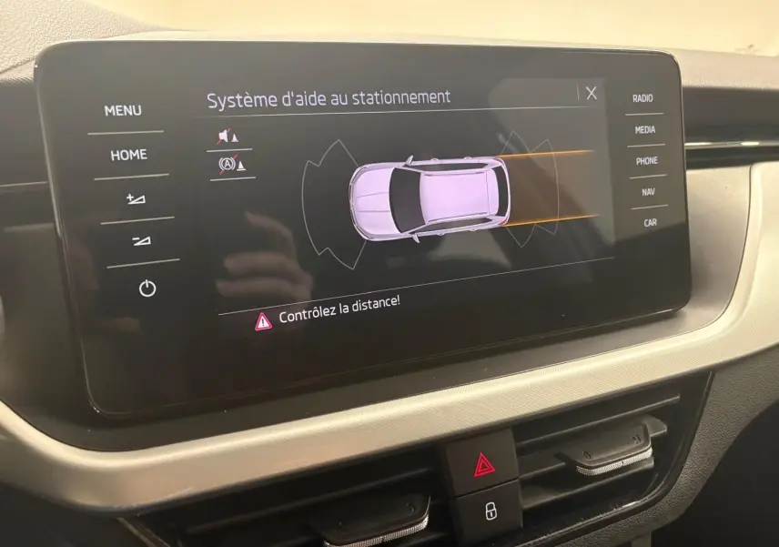 Écran tactile du système d'aide au stationnement dans le tableau de bord du Skoda Kamiq 2023.