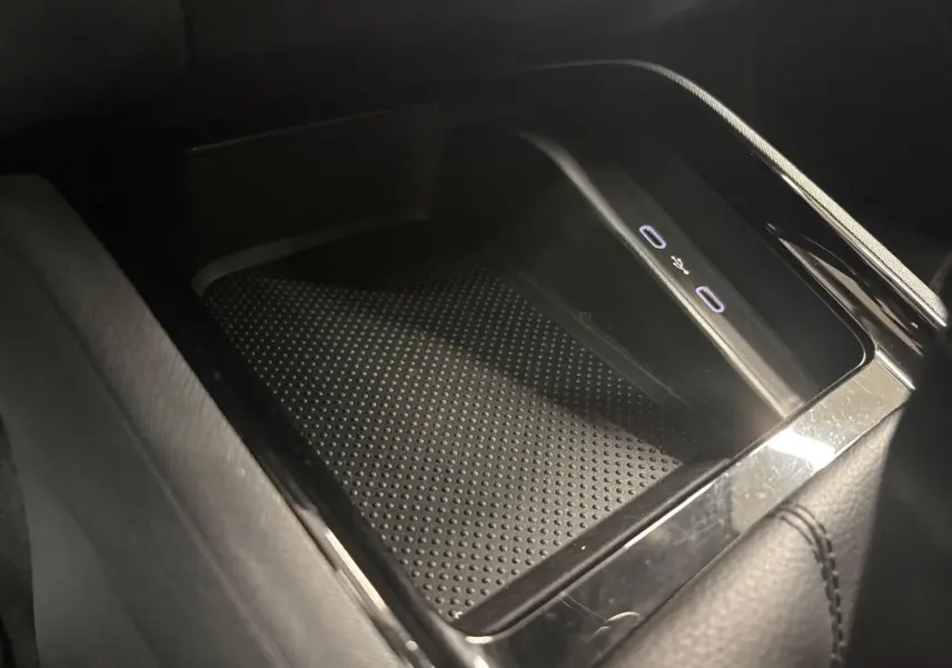Gros plan sur la console centrale du Skoda Kamiq 2023 avec tapis antidérapant et deux ports USB-C éclairés.