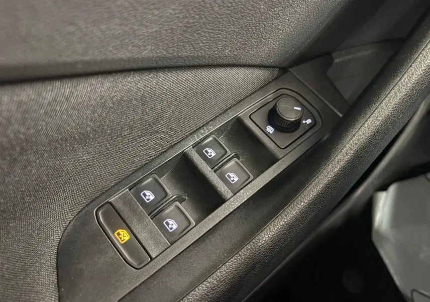 Gros plan sur les commandes des vitres et rétroviseurs côté conducteur du Skoda Kamiq 1.0 TSI 110 DSG7 Business 2023.