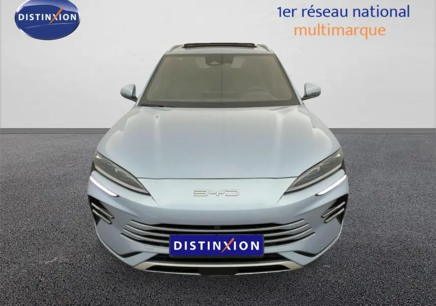 Vue avant du BYD SEAL U 1.5 DM-i 2025 en couleur Tian Qing avec phares LED et calandre épurée.