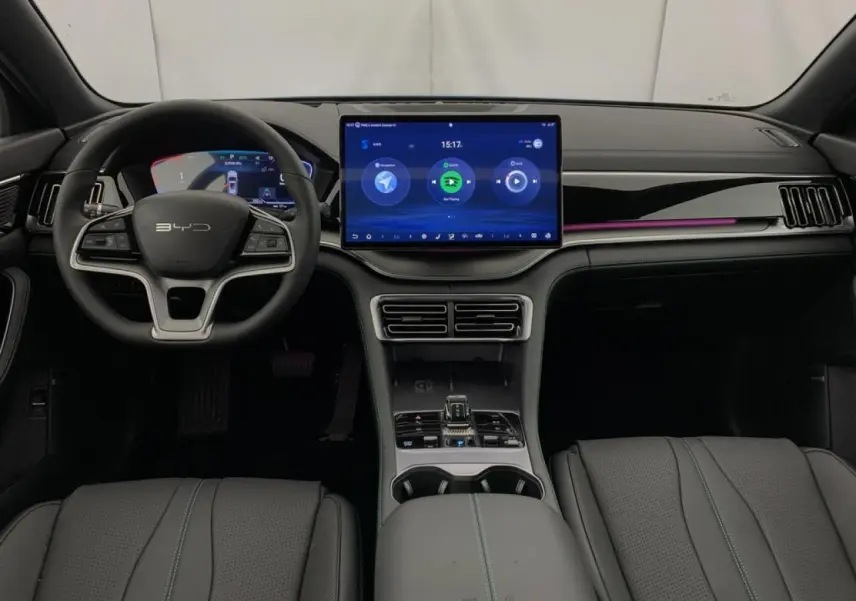 Vue intérieure frontale du BYD SEAL U 1.5 DM-i 2025 avec tableau de bord noir et brun, écran tactile central et volant simili cuir.