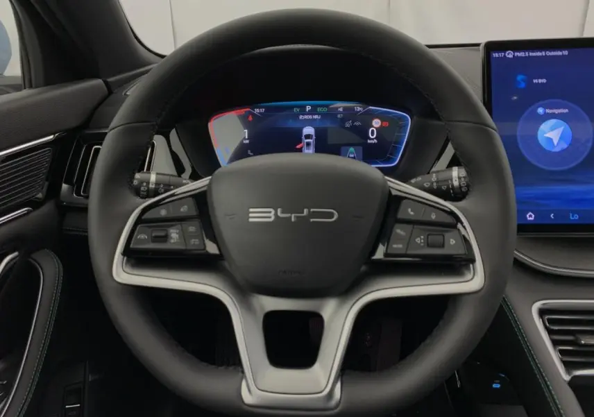 Vue intérieure centrée sur le volant BYD Seal U 2025 en similicuir noir avec tableau de bord numérique et écran tactile.