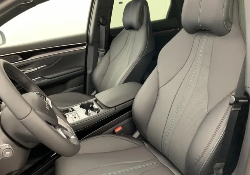 Vue intérieure côté conducteur du BYD SEAL U 1.5 DM-i 2025, sièges noir et brun avec volant en similicuir vegan.