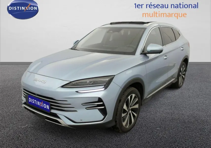 Vue 3/4 avant du BYD SEAL U 1.5 DM-i 2025 en bleu Tian Qing avec jantes bicolores et toit ouvrant panoramique.