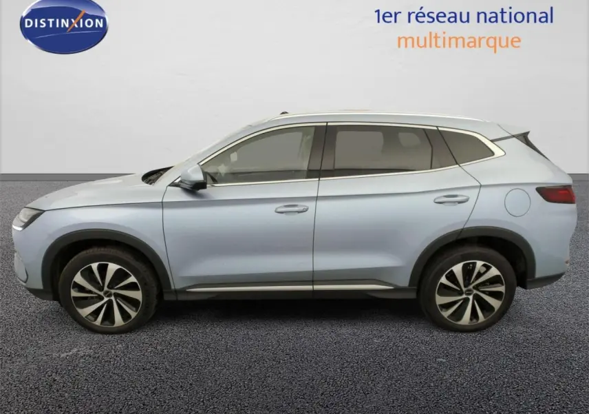 Vue de profil côté gauche du SUV BYD SEAL U 1.5 DM-i 218 Comfort en bleu Tian Qing avec jantes alliage bicolores 19 pouces.