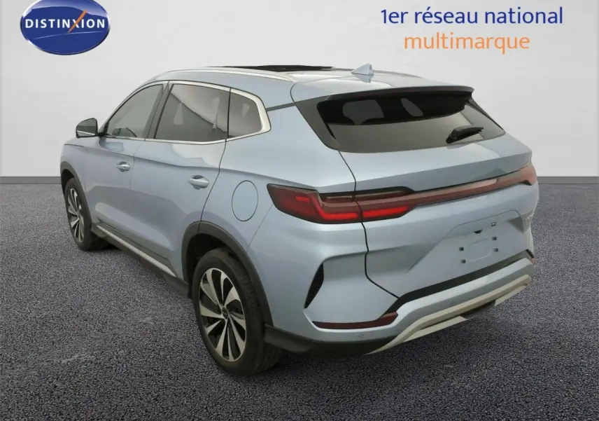 Vue 3/4 arrière droite du BYD SEAL U 1.5 DM-i 2025 en bleu Tian Qing avec jantes alliage bicolores et toit panoramique.