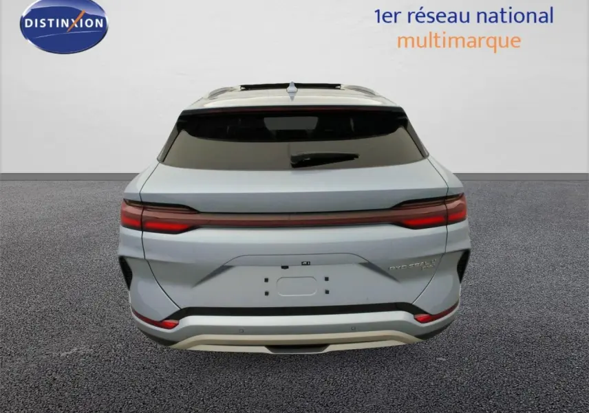 Vue arrière d'un SUV BYD SEAL U 1.5 DM-i 218 Comfort en couleur Tian Qing avec feux arrière étirés et hayon électrique.