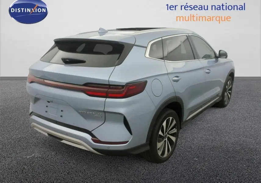 Vue 3/4 arrière droite du BYD SEAL U 1.5 DM-i 2025 en bleu Tian Qing avec jantes alliage bicolores et toit panoramique.